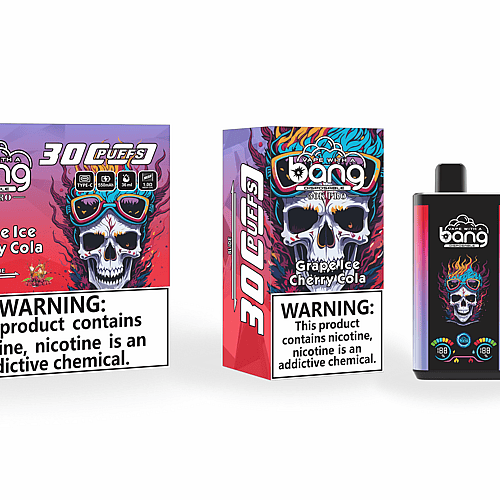 Confezione per una sigaretta elettronica usa e getta del marchio "Bang" raffigurante un teschio colorato con capelli fiammeggianti e occhiali da sole, con l'etichetta "Grape Ice Cherry Cola" e avvertenze sulla nicotina.