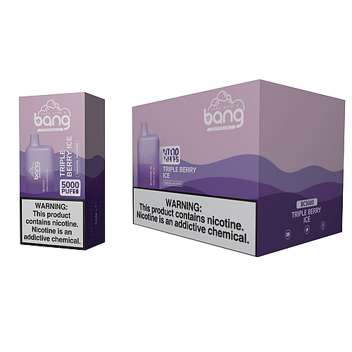 Un dispositivo per svapare usa e getta viola con l'etichetta "Bang BC5000 Triple Berry Ice" accanto alla confezione corrispondente, che include un'avvertenza che la nicotina è una sostanza chimica che crea dipendenza.