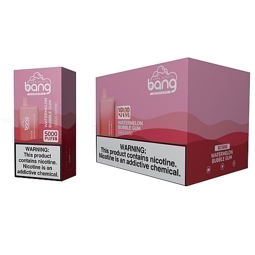 Una sigaretta elettronica usa e getta rosa con l'etichetta "Bang BC5000 Watermelon Bubble Gum" accanto alla confezione e una scatola espositiva più grande, entrambe con lo stesso design e un'avvertenza sulla nicotina.