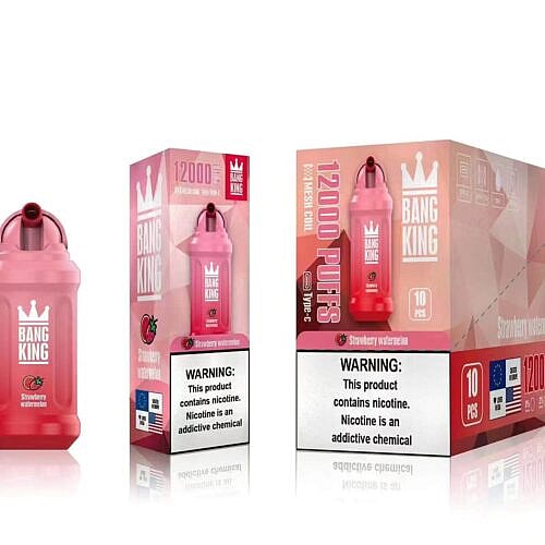 Ein rosafarbenes Einweg-Vape-Gerät und seine Verpackung mit der Marke „Bang King“ und Erdbeer-Wassermelonen-Geschmack, das 12.000 Züge ermöglicht, sowie einem Warnhinweis zu Nikotin.