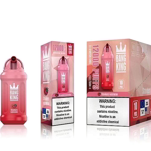 Un dispositivo per svapare usa e getta rosa e sulla sua confezione è presente il marchio "Bang King" al gusto di fragola e anguria, in grado di effettuare 12.000 boccate, insieme a un'etichetta di avvertenza sulla nicotina.