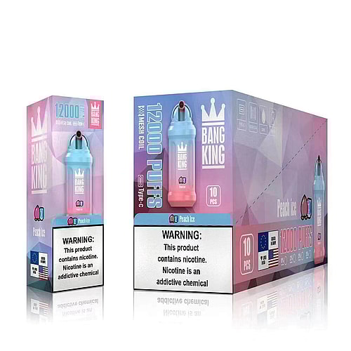 Una sigaretta elettronica usa e getta sfumata blu e rosa con l'etichetta "Bang King Peach Ice", accanto alla confezione che riporta la dicitura "12.000 boccate" e un avviso sulla nicotina.