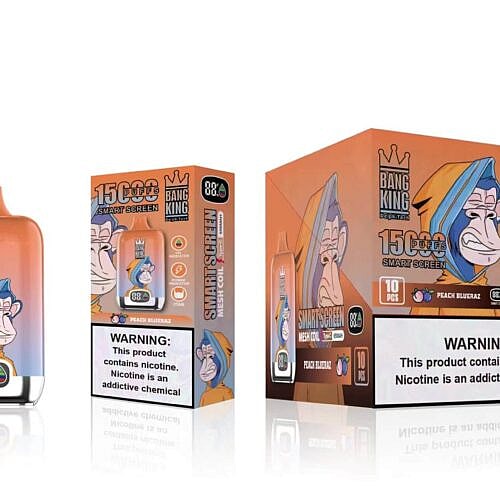 Ein orange-blaues Dampfgerät mit einer Affenillustration, der Aufschrift „Bang King“ und „15.000 Züge Smart Screen“. Auf der Verpackung sind die Geschmacksrichtung „Peach Blueraz“, die Nikotinstärke „8%“ und eine Mesh-Coil hervorgehoben. Ein Warnhinweis zur Nikotinsucht ist ebenfalls vorhanden.