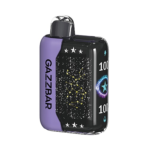 Un dispositivo per svapare elegante e rettangolare con il marchio "GAZZBAR" su un pannello laterale viola, una parte anteriore nera raffigurante un cielo stellato con costellazioni e indicatori per i livelli della batteria e del liquido sulla destra.