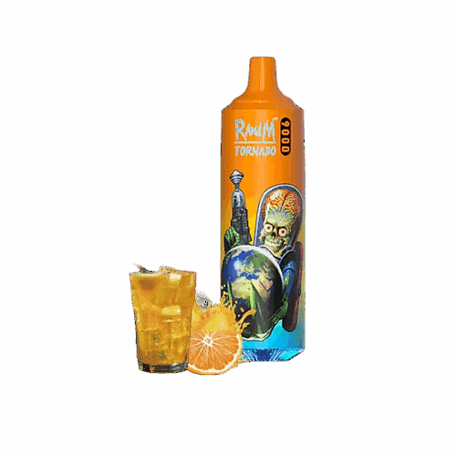 Eine orangefarbene Flasche mit der Aufschrift „RAW M Tornado 9000“ mit einem Außerirdischen, der einen Globus hält, davor ein Cocktailglas und Orangenscheiben.