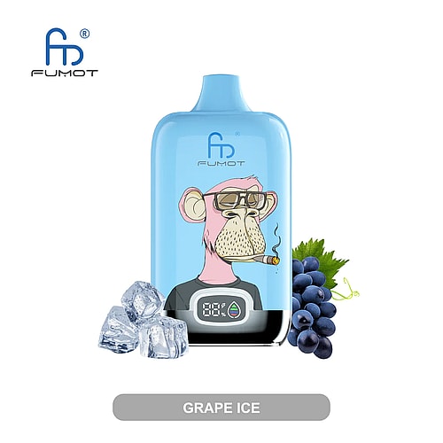 Una sigaretta elettronica usa e getta blu con l'etichetta "FUMOT" raffigurante una scimmia che fuma un sigaro, raffigurante uva e ghiaccio e un display digitale che mostra la percentuale della batteria.