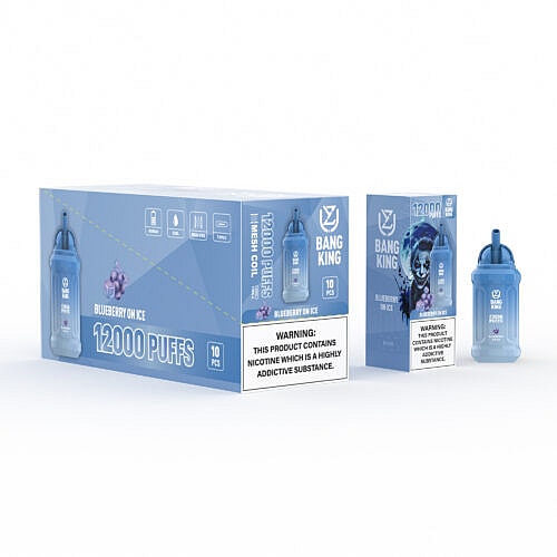 Ein blaues Einweg-Vape-Gerät und eine Verpackung mit der Aufschrift „Bang King“ mit „Blueberry on Ice“-Geschmack, „12.000 Zügen“ und Nikotinwarnung.
