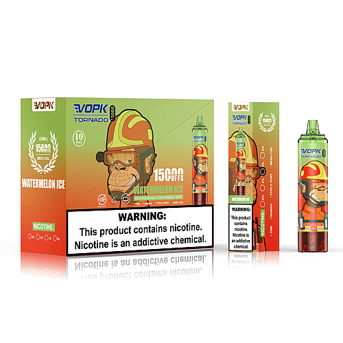 Confezione di un prodotto monouso per svapare etichettato "VOPK Tornado 15000 Puffs Watermelon Ice", raffigurante un gorilla dei cartoni animati con un casco da pompiere. Sulla confezione è riportato un avviso sul contenuto di nicotina.