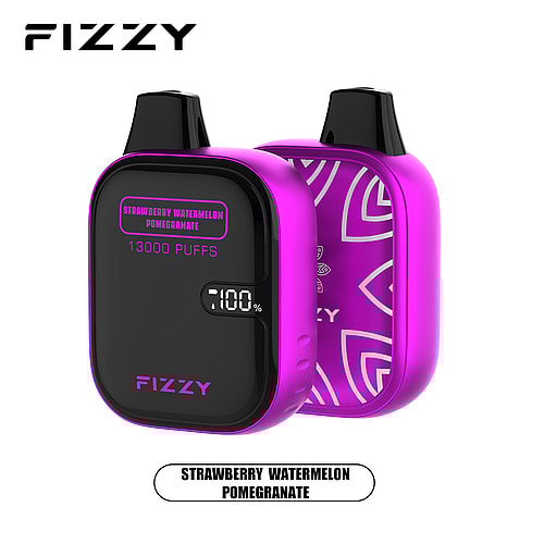 Un dispositivo per svapare usa e getta viola e nero etichettato "Fizzy" con un display digitale che mostra la percentuale della batteria e il testo del sapore che indica "Fragola, anguria e melograno", in grado di effettuare 13.000 boccate.