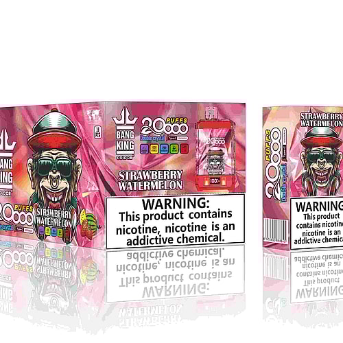 Un colorido empaque para un producto de vapeo con la etiqueta "Bang King Strawberry Watermelon", en el que aparece un personaje de dibujos animados con un sombrero rojo y gafas de sol, y con advertencias sobre la adicción a la nicotina en un lugar destacado. El paquete indica que contiene 20.000 caladas.