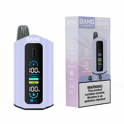 Um dispositivo de vaporização na cor lavanda com um visor digital que mostra os níveis de bateria e energia, colocado ao lado da embalagem, que destaca recursos como bobinas de malha dupla e sabores de uva preta e verde, além de um aviso sobre nicotina.