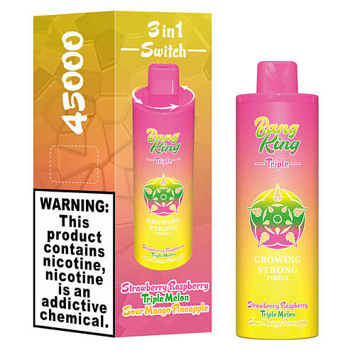 Uma embalagem colorida descartável para vape com a marca 'Bang King Triple', com um design gradiente rosa e amarelo e um rótulo de advertência, promovendo sabores de morango com framboesa, melão triplo e manga azeda com abacaxi.