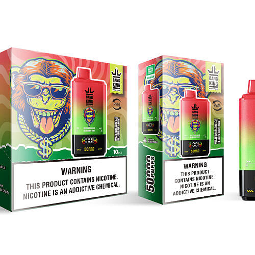 Uma embalagem colorida de vape com a marca Bang King, exibindo um design brilhante com uma cabeça de macaco de desenho animado usando óculos escuros e correntes douradas, exibindo com destaque "50000 PUFFS" e detalhes de sabor como "Watermelon Ice Blueberry Mint".