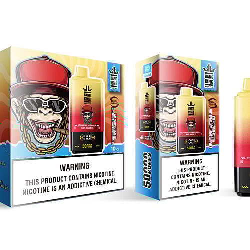 Uma exposição colorida de produtos com duas caixas de produtos Bang King Vape rotuladas como '50.000 PUFFS', com um macaco de desenho animado usando óculos escuros e chapéu vermelho, destacando sabores como 'Morango, Melancia e Dragão Preto Gelado' e incluindo avisos de nicotina.