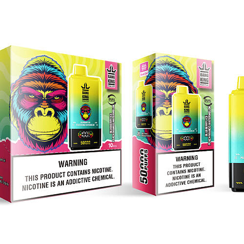 Uma caixa de produto para vaporização com cores vibrantes, apresentando o nome da marca "Bang King" e gráficos de um rosto de macaco colorido, com rótulos indicando sabores como "Blueberry Ice" e "Peach Mango Watermelon"; também inclui um aviso ousado sobre o vício em nicotina.