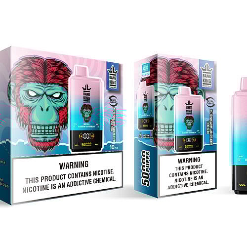 Um design de embalagem colorido para um vape descartável Bang King, com um gráfico proeminente do rosto de um macaco, com o texto '50.000 PUFFS' e a descrição do sabor 'RED BULL BLUEBERRY WATERMELON' visíveis, ao lado de rótulos de advertência de saúde sobre o vício em nicotina.