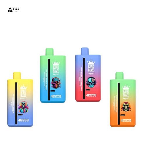 Vier farbenfrohe Vape-Geräte aus der Bang Blaze-Serie mit lebendigen Designs, die verschiedene Grafiken, darunter einen Totenkopf und ein farbenfrohes abstraktes Muster, in einer Reihe vor einem weißen Hintergrund angeordnet zeigen.