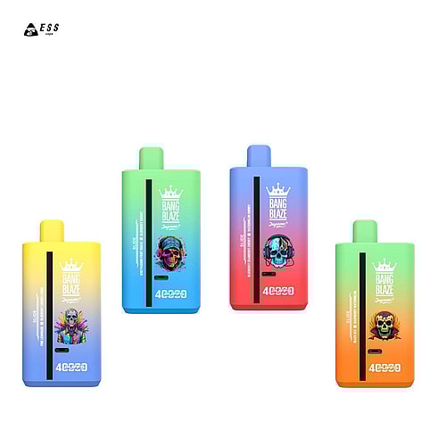 Vier farbenfrohe Vape-Geräte aus der Bang Blaze-Serie mit lebendigen Designs, die verschiedene Grafiken, darunter einen Totenkopf und ein farbenfrohes abstraktes Muster, in einer Reihe vor einem weißen Hintergrund angeordnet zeigen.