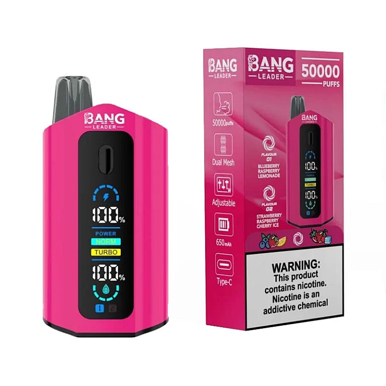 Um dispositivo de vaporização rosa brilhante rotulado como 'BANG Leader' mostrando uma tela digital com indicadores de bateria e energia, acompanhado por uma caixa rosa com opções de sabor e um aviso sobre nicotina.