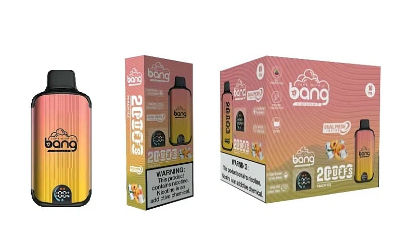 Un dispositivo per svapare usa e getta al gusto di ghiaccio alla pesca del marchio Bang, con una confezione caratterizzata da un design sfumato rosa e giallo ed etichette di avvertenze per la salute.