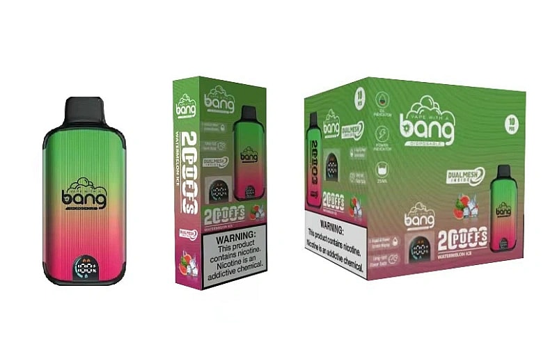 Un dispositivo per svapare usa e getta al gusto di anguria e sulla sua confezione è presente il logo del marchio "Bang" con un design sfumato dal verde al rosa, con etichetta di avvertenza visibile.