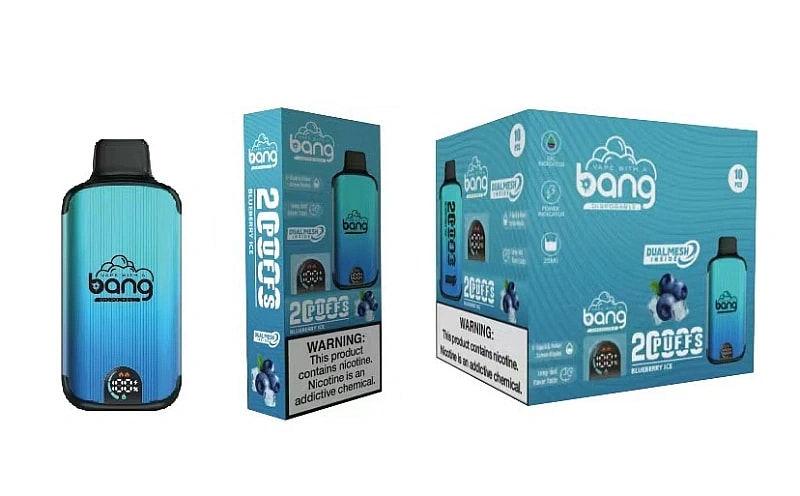 Un dispositivo per svapare usa e getta del marchio Bang, la cui confezione presenta un design blu sfumato con avvertenze testuali sul contenuto di nicotina.