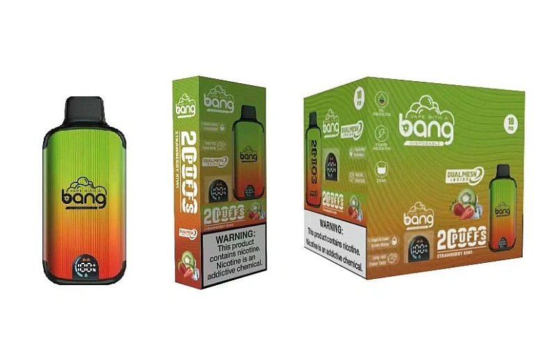 Confezione monouso per sigarette elettroniche Bang al gusto fragola e kiwi, con etichette di avvertenza sul prodotto relative alla dipendenza da nicotina.