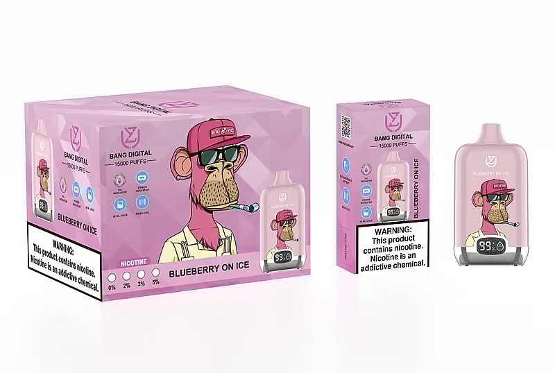 Confezione per il prodotto per svapare "Bang Digital" con una scimmia dei cartoni animati in un berretto rosso, etichettata "Blueberry on Ice", che offre 15.000 boccate e livelli di nicotina di 2%, 3% e 5%. Un'etichetta di avvertenza afferma: "Questo prodotto contiene nicotina. La nicotina è una sostanza chimica che crea dipendenza".