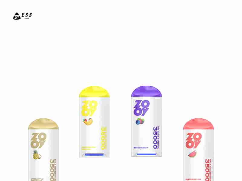 Vier Vape Pens auf weißem Hintergrund, jeweils mit unterschiedlichen Geschmacksrichtungen beschriftet: „Ananas-Kokosnuss“ mit goldener Kappe, „Erdbeer-Banane“ mit gelber Kappe, „Beerenmix“ mit violetter Kappe und „Wassermeloneneis“ mit roter Kappe, alle mit einer Kapazität von 35.000 Zügen.