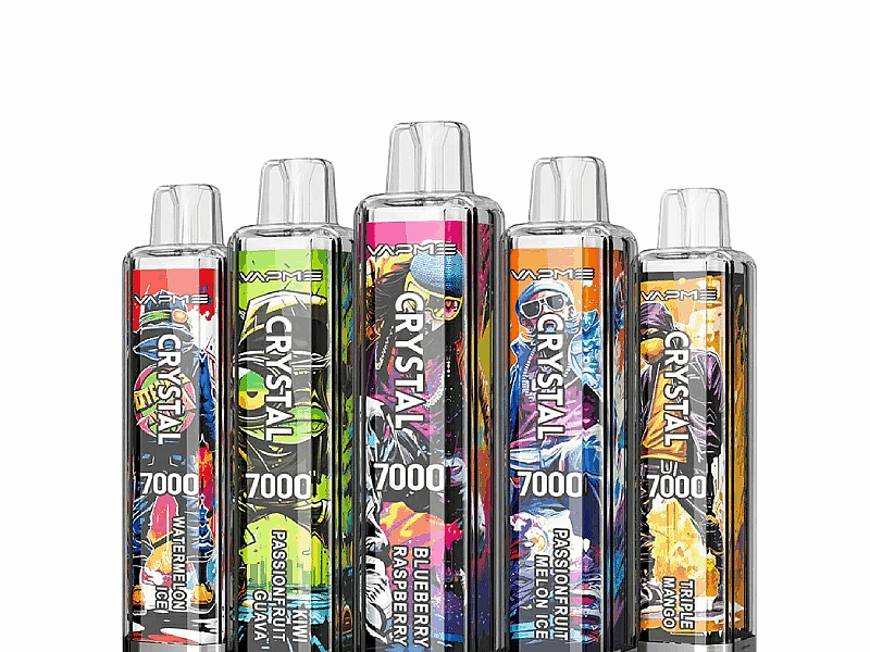 Fünf farbenfrohe Einweg-Vape-Geräte mit der Bezeichnung „VAPME Crystal 7000“, jedes mit unterschiedlichen Geschmacksnamen, darunter Wassermeloneneis, Passionsfrucht-Guave, Blaubeere-Himbeere, Passionsfrucht-Meloneneis und Dreifach-Mango.