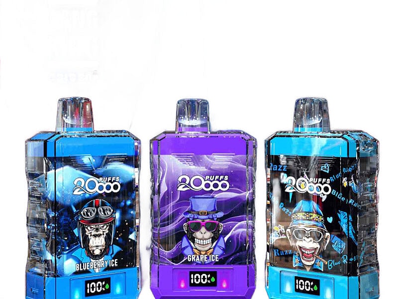 Drei farbenfrohe Einweg-Vaporizer mit digitalem Zugzähler und der Aufschrift „20.000 Züge“, Motiven von Totenköpfen mit Hüten und Schutzbrillen sowie Geschmacksrichtungen wie Blaubeereis und Traubeneis.