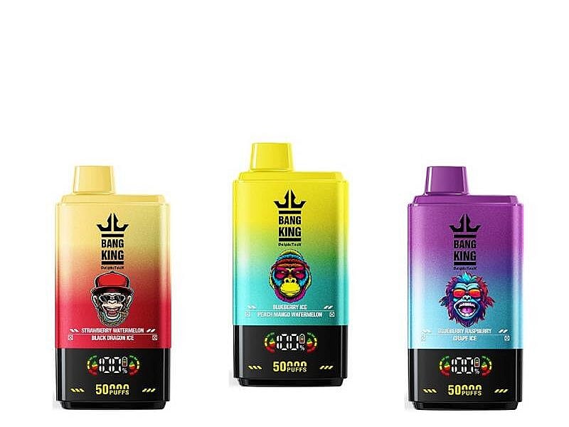 Drei farbenfrohe Vape-Geräte von Bang King mit unterschiedlichen Designs: das linke Gerät in Rot und Gold mit der Aufschrift „Strawberry Watermelon Black Dragon Ice“, das mittlere in Gelb mit „Blueberry Ice Peach Mango Watermelon“ und das rechte in Lila mit der Aufschrift „Blueberry Raspberry Grape Ice“. Bei allen wird auf dem Display 50.000 Züge angezeigt.