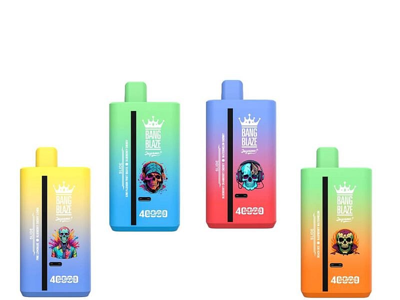 Vier farbenfrohe Vape-Geräte aus der Bang Blaze-Serie mit lebendigen Designs, die verschiedene Grafiken, darunter einen Totenkopf und ein farbenfrohes abstraktes Muster, in einer Reihe vor einem weißen Hintergrund angeordnet zeigen.