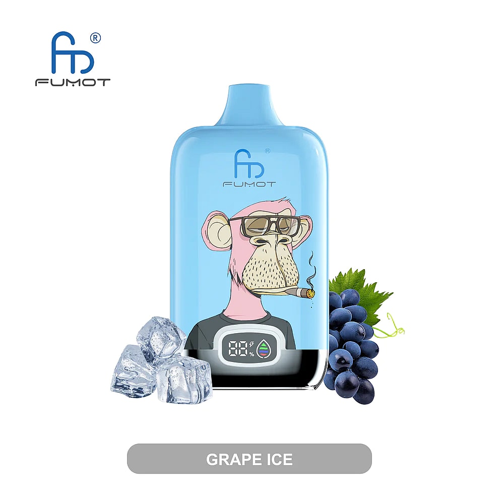 Una sigaretta elettronica usa e getta blu con l'etichetta "FUMOT" raffigurante una scimmia che fuma un sigaro, raffigurante uva e ghiaccio e un display digitale che mostra la percentuale della batteria.