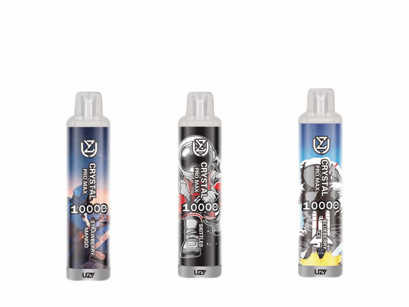 Drei zylindrische Einweg-Vaporizer mit einer Kapazität von 10.000 Zügen, in farbenfrohen Designs und mit den folgenden Geschmacksrichtungen beschriftet: „Erdbeer-Mango“, „Skittles“ und „Blaubeereis“.